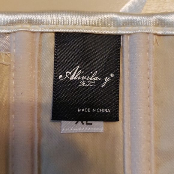 Corset - Picture 5 of 6